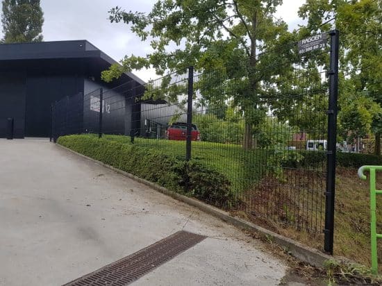Un panneau de clôture 2d noir