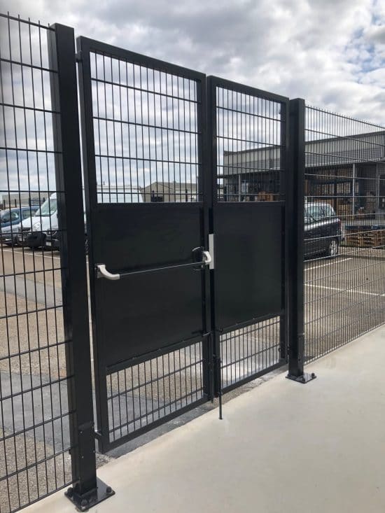Porte avec barre anti-panique