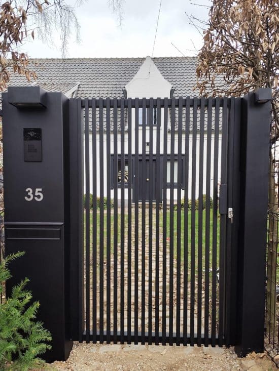 Un parlophone sur un portillon