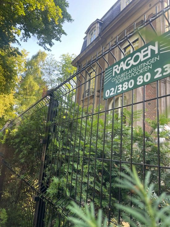 Une plaque Ragoen sur une clôture devant une villa