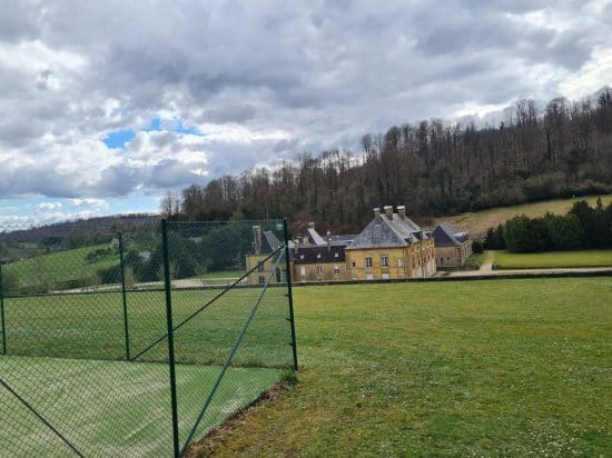 Du grillage pour le terrain de sport d'un chateau