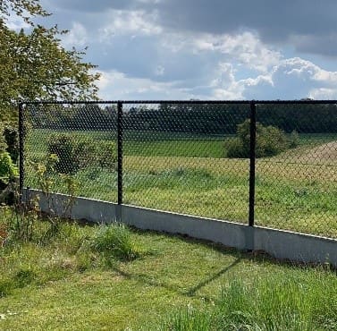 Une clôture avec béton