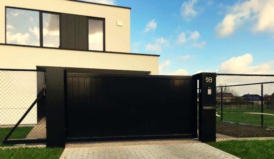 Un portail noir devant une maison moderne