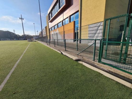 Les clôtures d'un terrain de sport