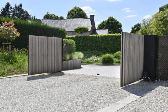 Un portail en bois ouvert