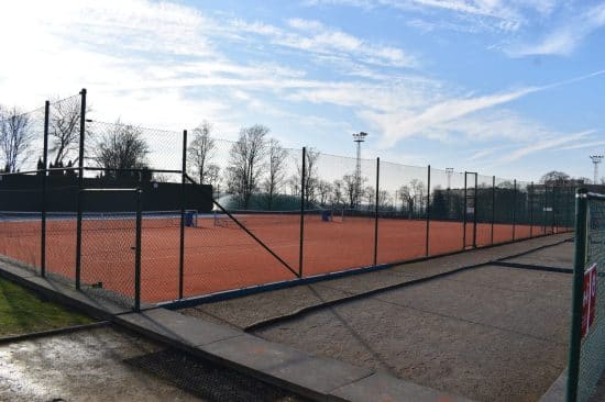 Des clôtures de terrain de tennis