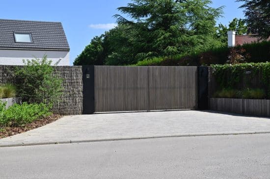 Clôture de bruyère et portail en bois