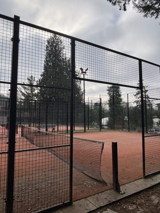 Du grillage autour d'un terrain de tennis