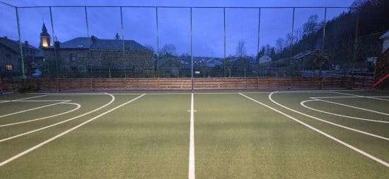 Du grillage autour d'un terrain de sport