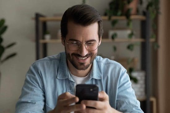 Un homme surfant sur son téléphone